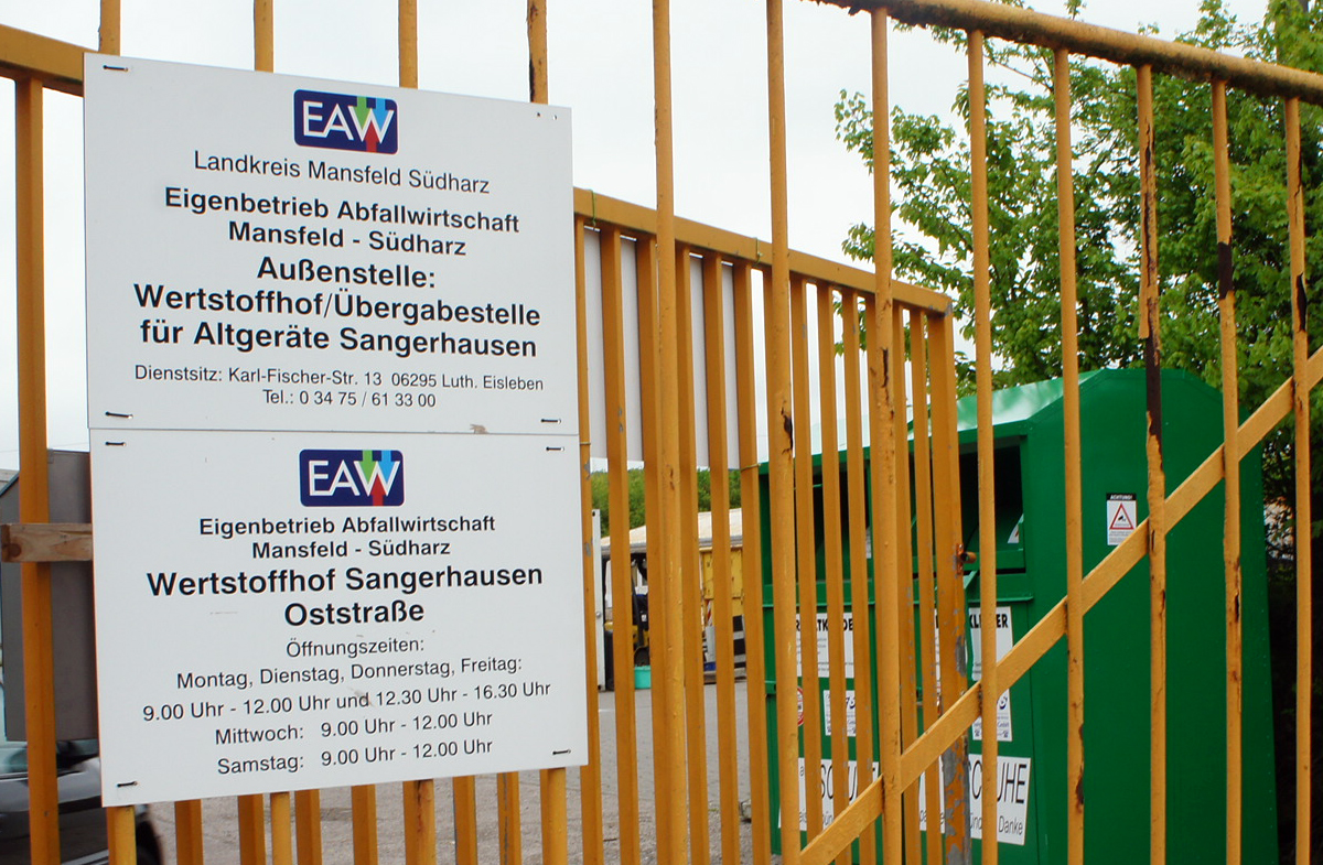 Foto: Tor des Wertstoffhofes Sangerhausen mit der Tafel der Öffnungszeiten